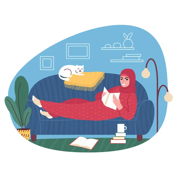 Junge Frau mit Kopftuch auf einem Sofa zu Hause beim Lesen eines Buches. Vektorillustration. — Stockvektor