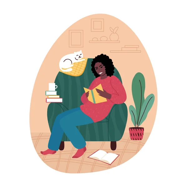 Joven mujer africana en un sillón en casa leyendo un libro. Ilustración vectorial. — Vector de stock