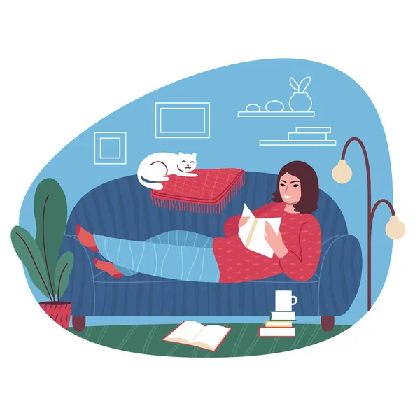 Молодая женщина на диване дома читает книгу. Векторная иллюстрация. — стоковый вектор