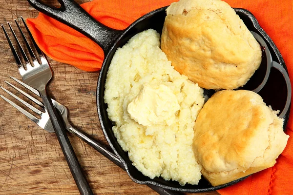 Skillet Grits and Biscuits with Butter and Jam — Stock Photo, Image