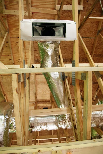 Åben AC varme ventilator og slanger i loft af nyt hjem - Stock-foto