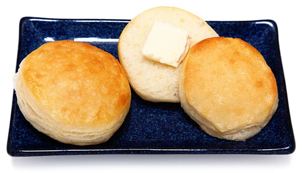 Goldbraun flauschige Buttermilch-Frühstücksbuscuits auf blauem Teller — Stockfoto