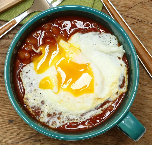 Balked Beans with Over Easy Friend Egg — Stock Photo, Image