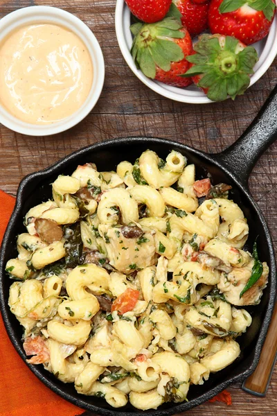 Stekpanna bakat toskanska kyckling Pasta — Stockfoto