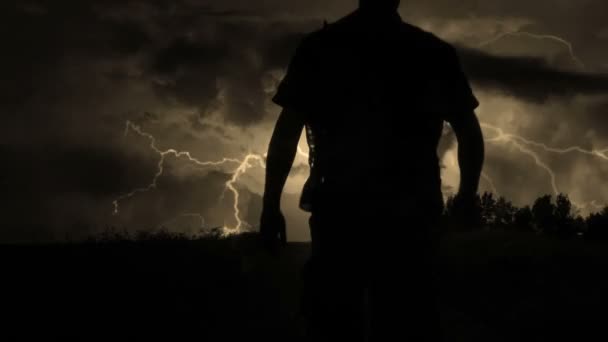 Hombre caminando en la tormenta — Vídeos de Stock