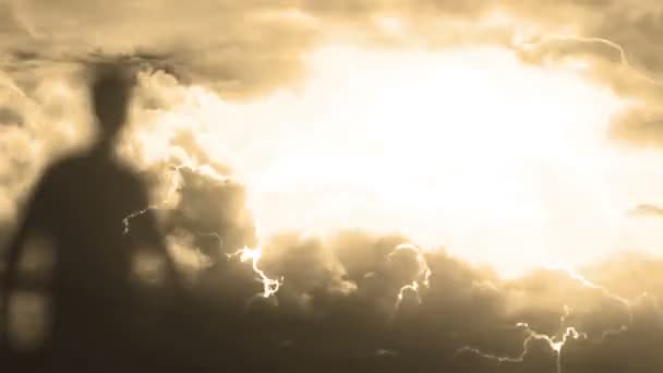 Silhouette masculine et orage 