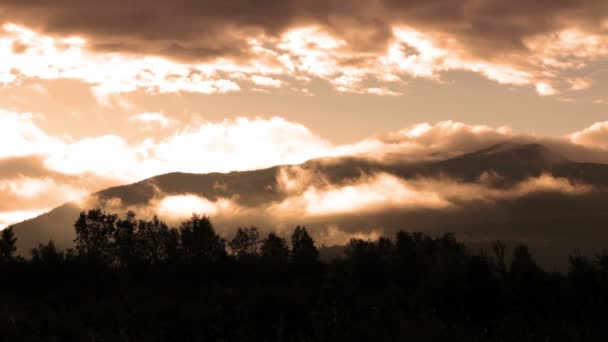 Cedo nuvens de manhã sobre as montanhas — Vídeo de Stock