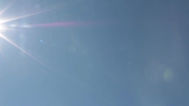 Soleil dans le ciel bleu clair 