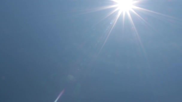 Sonne am strahlend blauen Himmel — Stockvideo