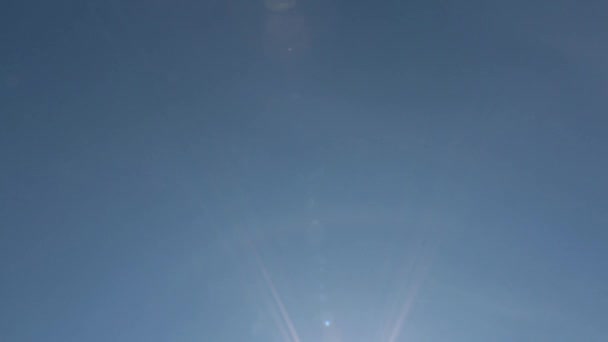 Soleil dans le ciel bleu clair 