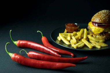 Kırmızı biber ve hamburger, patates kızartması ve ketçap.