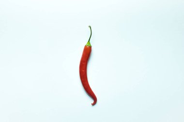 Fotokopi alanı olan beyaz arkaplanda baharatlı kırmızı biberin üst görünümü