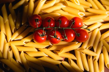 Çiğ kiraz domatesleri ve gün ışığında makarna.