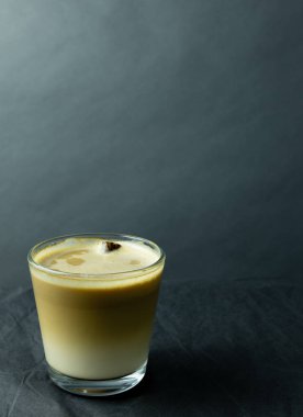 Bir bardak sütlü ve tarçınlı kahve...