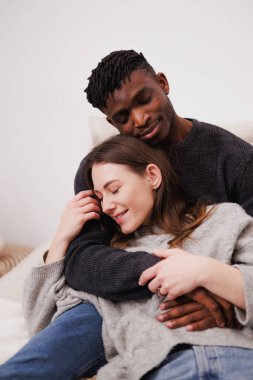 Gülümseyen kadın, Afrikalı Amerikalı erkek arkadaşının elini kucaklıyor.