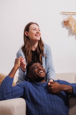 Evde el ele tutuşan pozitif, ırklar arası bir çift.