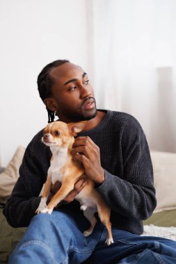 Genç, şık, afro-amerikan bir adamın portresi.