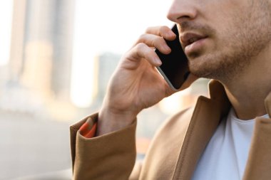 Ceketli işadamının cep telefonuyla konuştuğu görüntüler.