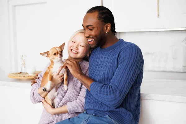 Neşeli, genç, değişik bir çift köpek tutuyor ve evde vakit geçiriyorlar.