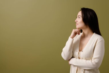 Düşünceli genç Asyalı kadın yeşilde izole bir şekilde fotokopi çekiyordu.