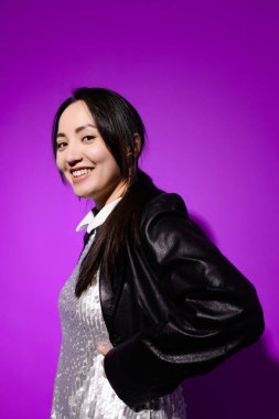 Mor arka planda güzel bir Asyalı kadının portresi.