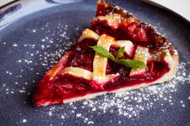 Tabakta pudra şekerli vişneli tart.