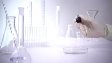 Laboratuvarda analiz ya da araştırma yapan bilim adamları.