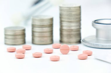 Steteskopla madeni para yığını büyümesi. İş sağlığı konsepti.