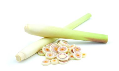 Beyaz arka planda limon otu. sebze yemeği. Güzellik tedavisinde kullanılacak bir kozmetik ürünü..