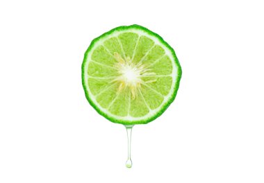 Bergamot meyvesi ve su damlası. Ekşi meyve. Güzellik tedavisinde kullanılacak bir kozmetik ürünü..