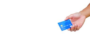 Beyaz arka planda kırpma yolu olan mavi bir kredi kartı tutuyor. E-ticaret teknolojisiyle alış-veriş kuyruğunda..