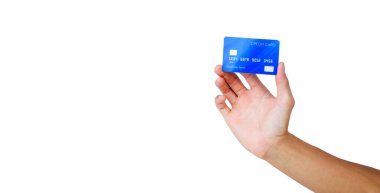 Beyaz arka planda kırpma yolu olan mavi bir kredi kartı tutuyor. E-ticaret teknolojisiyle alım-satım hattında alışveriş.