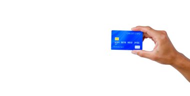 Beyaz arka planda kırpma yolu olan mavi bir kredi kartı tutuyor. E-ticaret teknolojisiyle alım-satım hattında alışveriş.