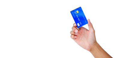 Beyaz arka planda kırpma yolu olan mavi bir kredi kartı tutuyor. E-ticaret teknolojisiyle alış-veriş kuyruğunda..