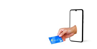 Beyaz arka planda, akıllı bir telefondan kesme yolu olan bir kredi kartı tutuyor. E-ticaret teknolojisiyle alım-satım hattında alışveriş.