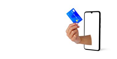 Beyaz arka planda, akıllı bir telefondan kesme yolu olan bir kredi kartı tutuyor. E-ticaret teknolojisiyle alım-satım hattında alışveriş.