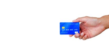 Beyaz arka planda kırpma yolu olan mavi bir kredi kartı tutuyor. E-ticaret teknolojisiyle alım-satım hattında alışveriş.