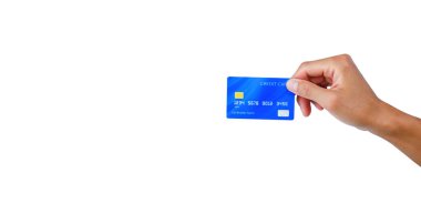 Beyaz arka planda kırpma yolu olan mavi bir kredi kartı tutuyor. E-ticaret teknolojisiyle alım-satım hattında alışveriş.