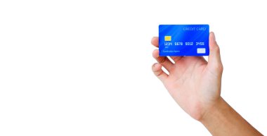 Beyaz arka planda kırpma yolu olan mavi bir kredi kartı tutuyor. E-ticaret teknolojisiyle alım-satım hattında alışveriş.