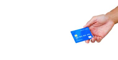 Beyaz arka planda kırpma yolu olan mavi bir kredi kartı tutuyor. E-ticaret teknolojisiyle alış-veriş kuyruğunda..