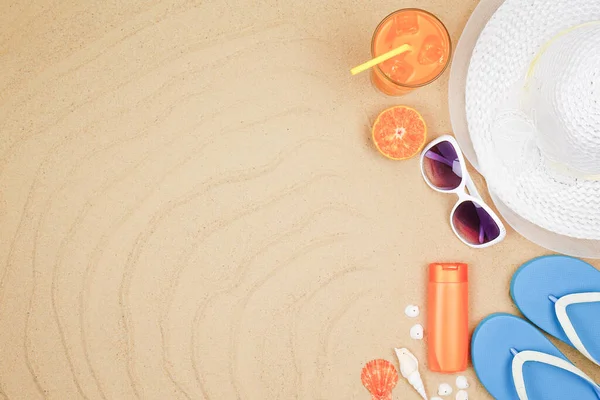 Güneş gözlüğü, portakal suyu, güneş kremi ve kumsalda plaj şapkası olan en iyi seyahat plajı konsepti..