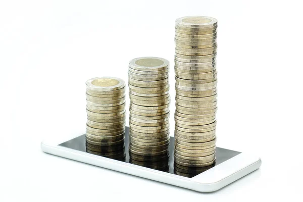 Akıllı telefondaki madeni para yığını artışı. İş konsepti.