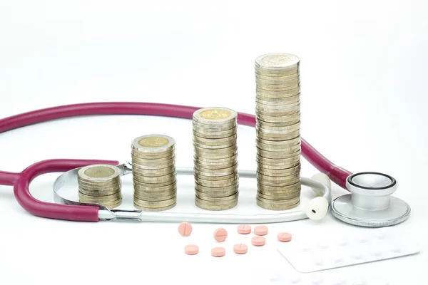 Steteskopla madeni para yığını büyümesi. İş sağlığı konsepti.