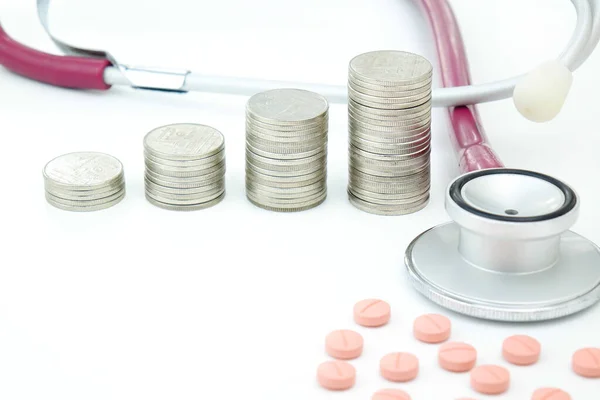 Steteskopla madeni para yığını büyümesi. İş sağlığı konsepti.