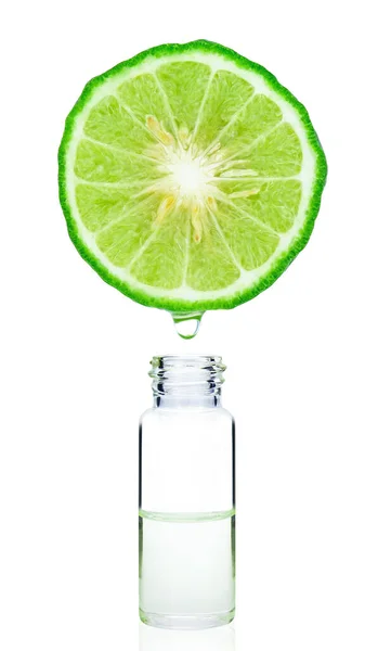 Beyaz arka planda şişe özlü Bergamot meyvesi. Ekşi meyve. Güzellik tedavisinde kozmetik ürün kullanmak için bir bitki. Kesme yolu