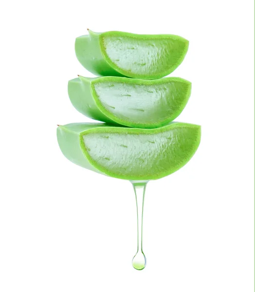 Aloe Vera özüt yağ ya da beyaz zemin üzerine düşen su ile. Sağlıklı sebze yemeği. Güzellik tedavisinde kullanılacak bir kozmetik ürünü. kırpma yolu.