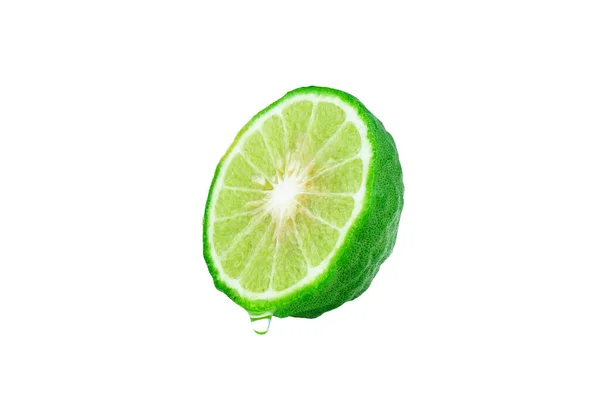 Bergamot meyvesi ve su damlası. Ekşi meyve. Güzellik tedavisinde kullanılacak bir kozmetik ürünü..