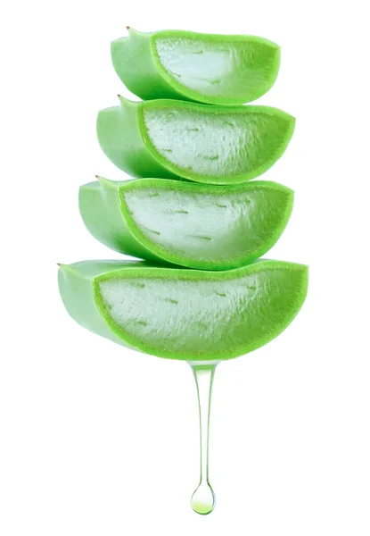 Aloe Vera özüt yağ ya da beyaz zemin üzerine düşen su ile. Sağlıklı sebze yemeği. Güzellik tedavisinde kullanılacak bir kozmetik ürünü. kırpma yolu.