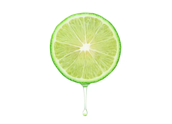 Beyaz arka plan kırpma yoluna dökülen yağ veya suyla birlikte limon meyvesi. Ekşi meyve. Güzellik tedavisinde kullanılacak bir kozmetik ürün..