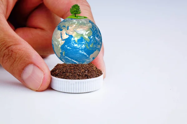 Yeryüzündeki ağacın altında beyaz arka planda duran insanlar. Dünya ekolojisi kavramını koru. 